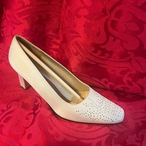 #25 cream apostrophe